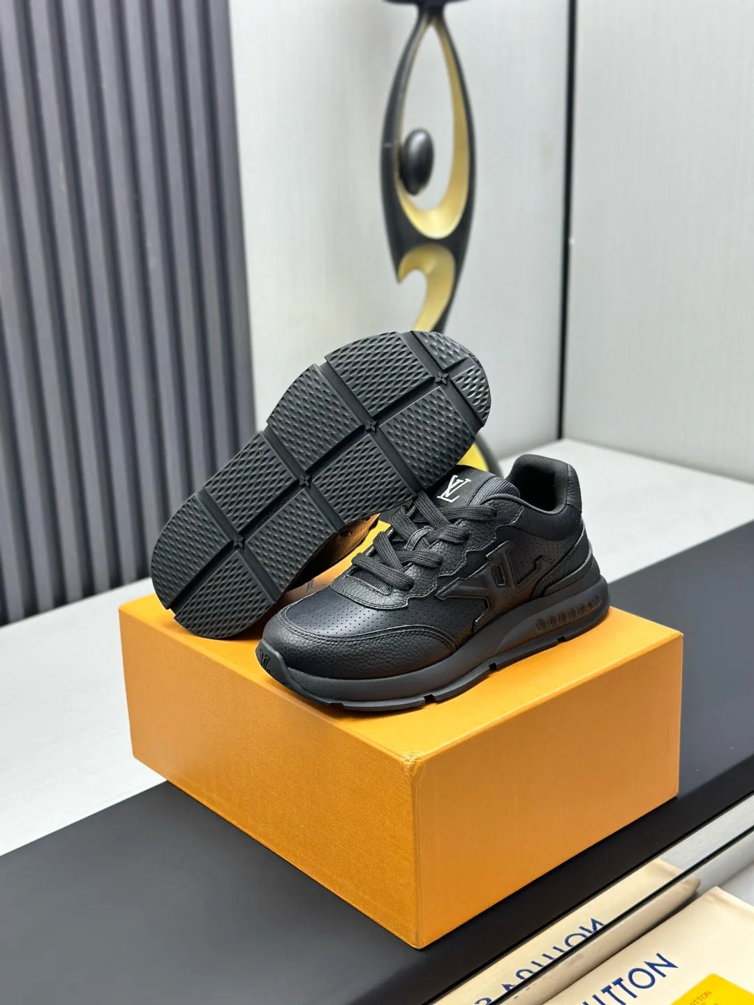 Factory price: 640💰Top version LV-Louis Vuitton-classic catwalk new style original 1:1 developed replica! ! The upper foot is very comfortable. It is made of luxurious materials and fine workmanship. The midsole is printed with English letters "Made in Europe". The upper is made of calfskin imported from Italy. The side is decorated with the brand's LOGO and signature. The latest latex foot pads and mesh lining make the foot feel super comfortable. The original two-color TPU combination outsole is specially provided by the original factory. Bag technology Goodyear stitched edges Fabric: Exclusive custom first-layer cowhide Accessories: Exclusive private model Vuitton logo, lining: Customized silk mesh lining - first-layer silk cowhide lining Outsole: TPU combination outsole wear-resistant, non-slip and anti-yellowing Foot pads: new latex pads-mesh sweat-absorbent Counter technology: fully computerized sewing machine wire drawing Toe box back cover Hot and cold shaping Full set of pull-top last with medium and low logo pattern Counter packaging - Shoelaces, certificates, cards, instructions, certificates, dust bags, the most complete packaging on the Internet, men's size: 38-46 (38/46 customized, non-refundable!)